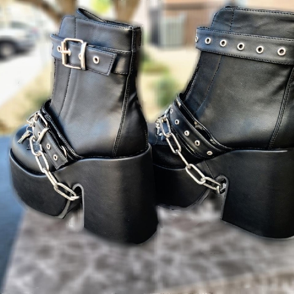 Boots - Picture 4 of 4